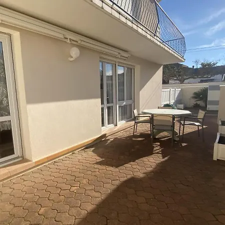 4 Pers. à Fouras, Proche Avec Cour Ensoleillée Et Stationnement - Fr-1-709-37 *